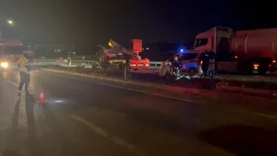 Tekirdağ’da meydana gelen trafik kazasında kontrolden çıkan otomobilin refüje ve