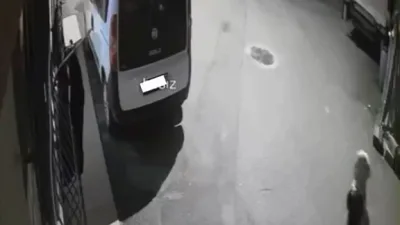 Bursa’da bir kadın, evin penceresinde kurutmak üzere asılı olan kıyafetleri