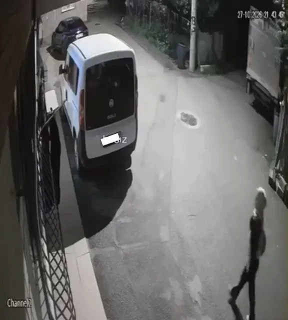 Bursa’da bir kadın, evin penceresinde kurutmak üzere asılı olan kıyafetleri