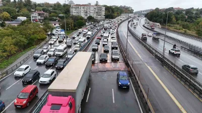 Küçükçekmece’de D-100 Karayolu’nda yürütülen derz değişimi çalışması kapsamında yola yerleştirilen