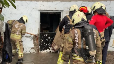 İstanbul Küçükçekmece’de yağmurun etkisiyle evi su basan kişi itfaiye ekipleri