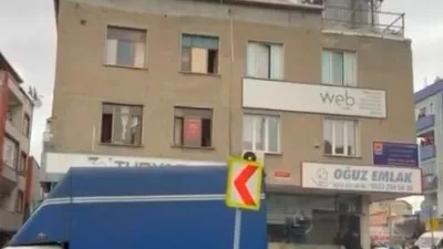 Küçükçekmece’de, iki katlı binanın çatısında çıkan yangın paniğe neden oldu.