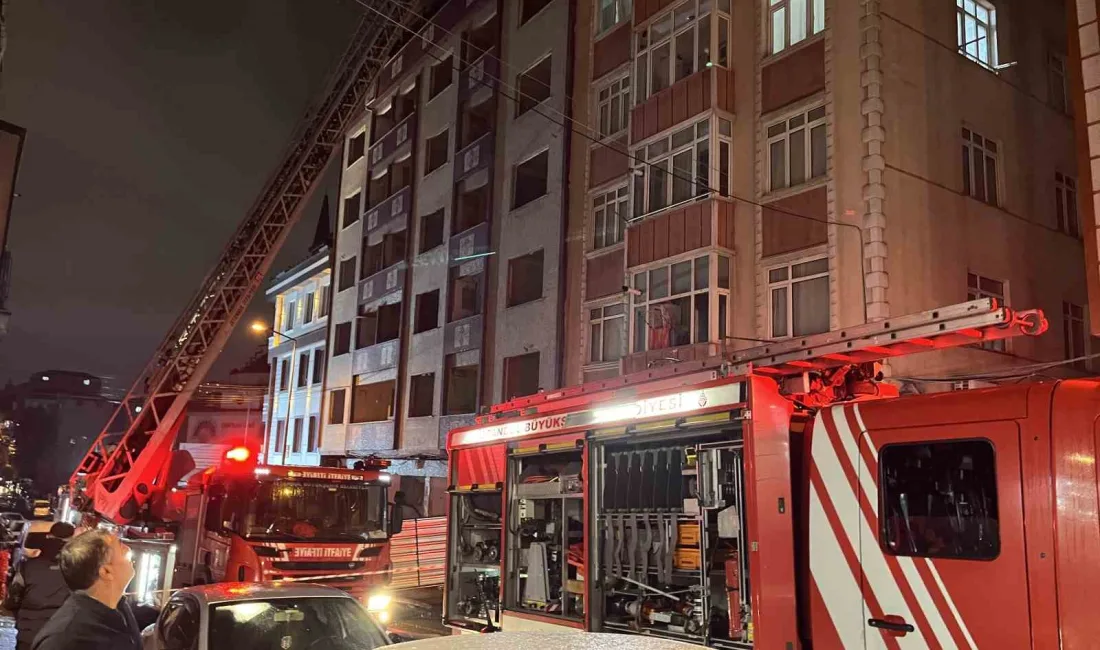 Küçükçekmece’de kentsel dönüşüm kapsamında boşaltılan 7 katlı binanın çatısında henüz