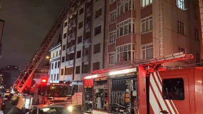 Küçükçekmece’de kentsel dönüşüm kapsamında boşaltılan 7 katlı binanın çatısında henüz