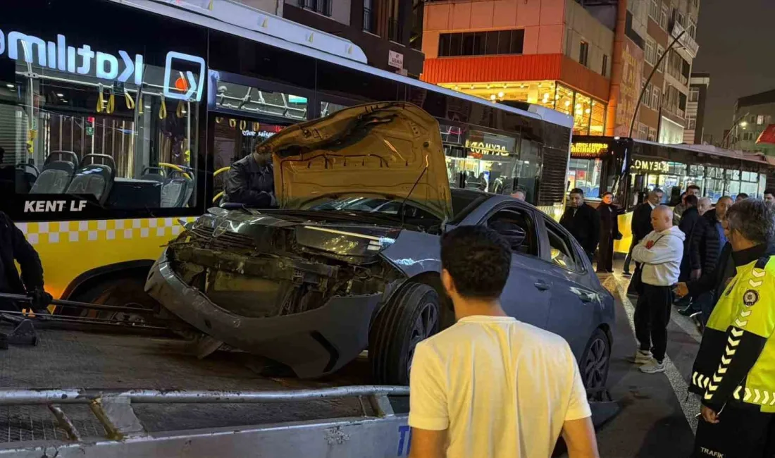 İstanbul Küçükçekmece’de otomobilin minibüse arkadan çarptığı kazada 2 kişi hafif