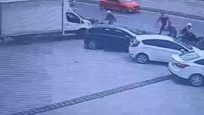 İstanbul’un Küçükçekmece ilçesinde denetim sırasında polis ekiplerinden kaçan şahıslar yaşanan