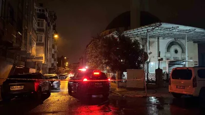 İstanbul Küçükçekmece’de sağanak yağış ve rüzgarın ardından cami minaresindeki kurşun