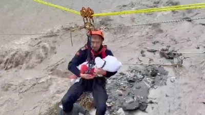 Sakarya’nın Sapanca ilçesinde dereden taşan sel suları nedeniyle bungalov evde