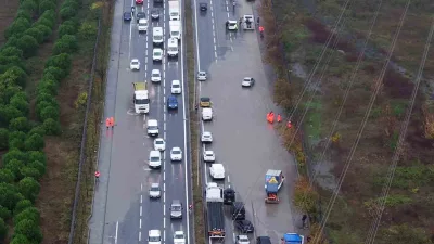 İstanbul’da etkili olan sağanak yağış, Mahmutbey-Habipler yolunda ulaşımı olumsuz etkiledi.