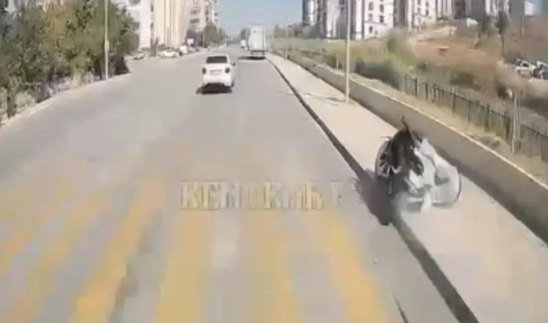 Edirne’de midibüsü geçmek isterken kontrolden çıkan motosikletin kaldırıma ve aydınlatma