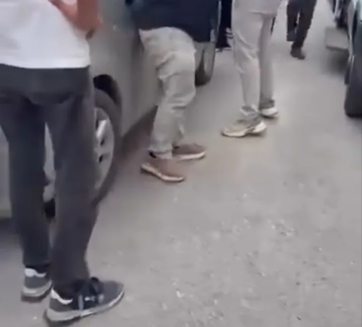 Bursa’nın Mudanya ilçesinde bir okul önünde servis şoförleri arasında kavga