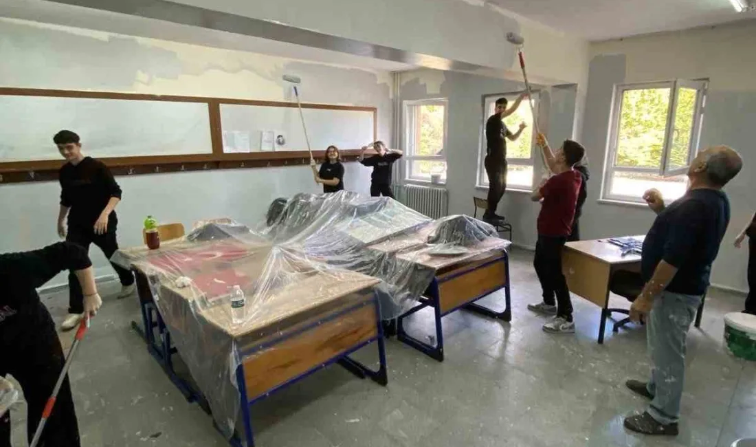 Bilecik’in Osmaneli ilçesinde öğrenciler, sınıflarını kendi elleriyle boyadılar. Osmaneli 75.