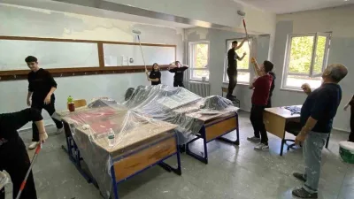Bilecik’in Osmaneli ilçesinde öğrenciler, sınıflarını kendi elleriyle boyadılar. Osmaneli 75.