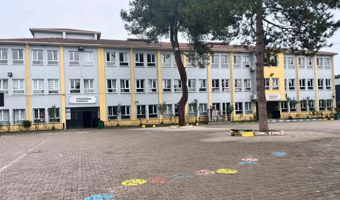 Sakarya’nın Pamukova ilçesinde okul bahçesinde öğrenciler arasındaki kavgayı ayıran hizmetli,