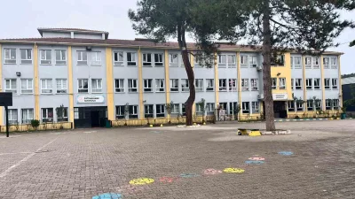 Sakarya’nın Pamukova ilçesinde okul bahçesinde öğrenciler arasındaki kavgayı ayıran hizmetli,