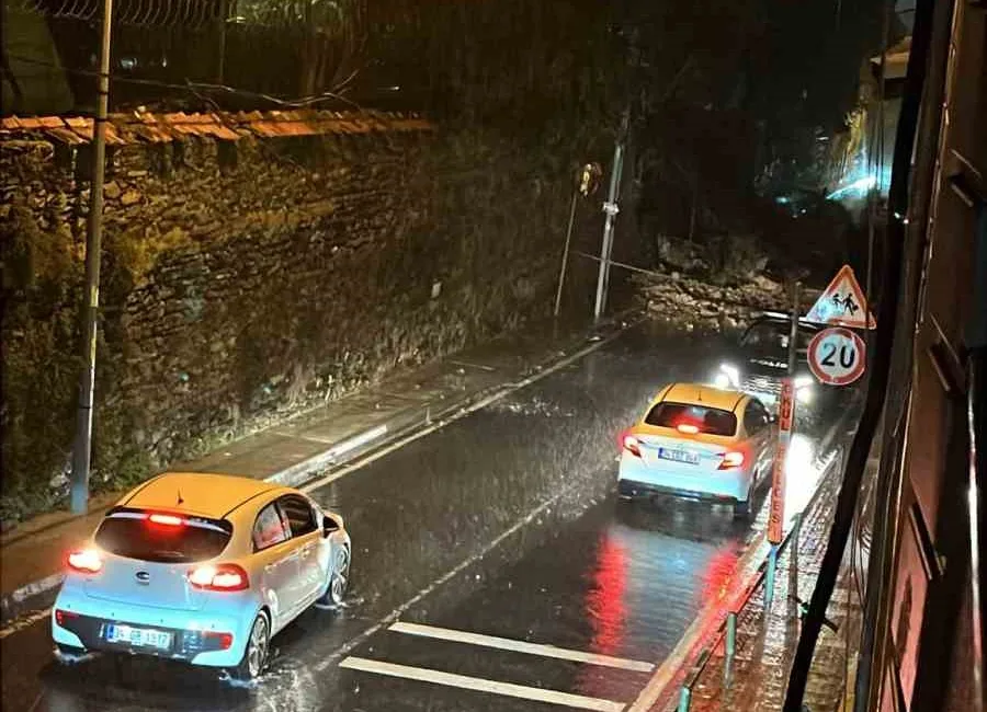 İstanbul’da etkili olan şiddetli yağış nedeniyle Ortaköy’den Ulus istikametine çıkan