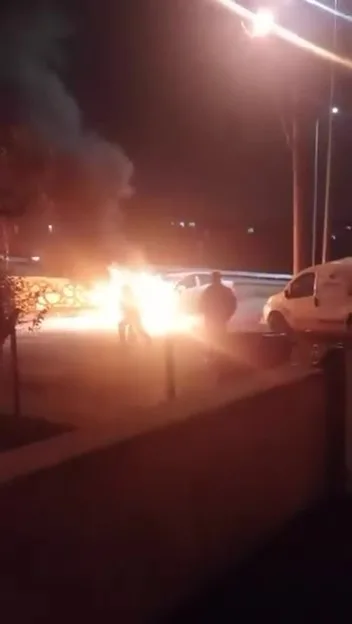 Kocaeli’nin Körfez ilçesinde alevlere teslim olan otomobil itfaiye ekipleri tarafından