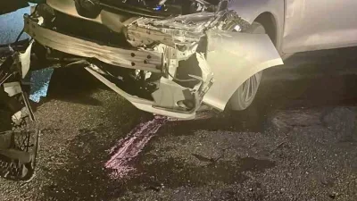 Sakarya’nın Kaynarca ilçesinde sürücüsünün kontrolünden çıkan otomobilin yol kenarındaki bariyere