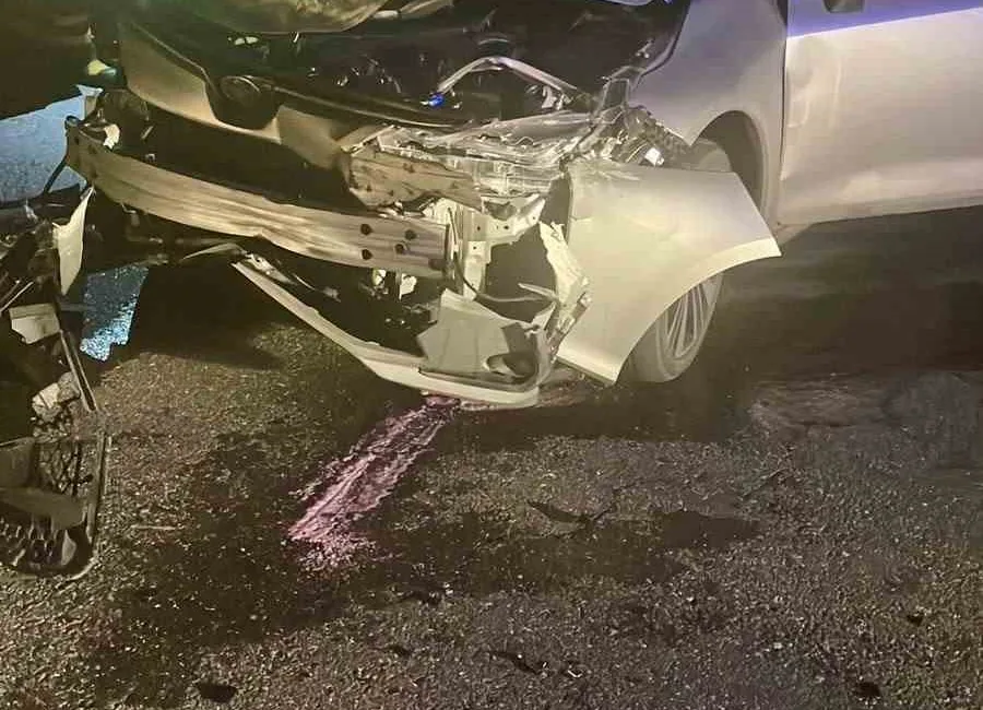 Sakarya’nın Kaynarca ilçesinde sürücüsünün kontrolünden çıkan otomobilin yol kenarındaki bariyere