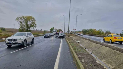 İstanbul-Tekirdağ karayolu Gazioğlu Kavşağı’nda yağış sebebiyle kayganlaşan yolda kontrolden çıkan