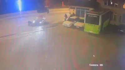 Kocaeli’nin Kartepe ilçesinde otomobille çarpışan motosikletin sürücüsünün havaya savrularak yere