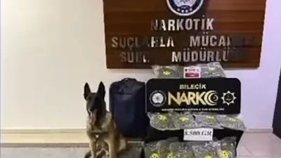 Bilecik’te bir otomobilin bagajındaki valizde 8,5 kilo uyuşturucu ele geçirildi.