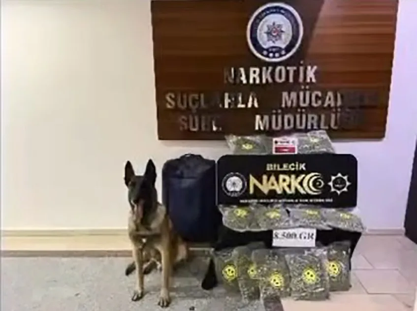 Bilecik’te bir otomobilin bagajındaki valizde 8,5 kilo uyuşturucu ele geçirildi.