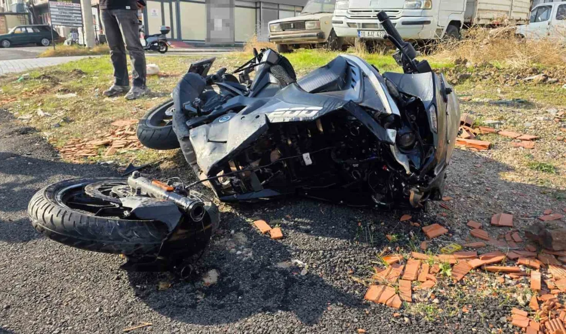 Balıkesir’in Bandırma ilçesinde otomobil ile motosikletin çarpıştığı trafik kazasında 2
