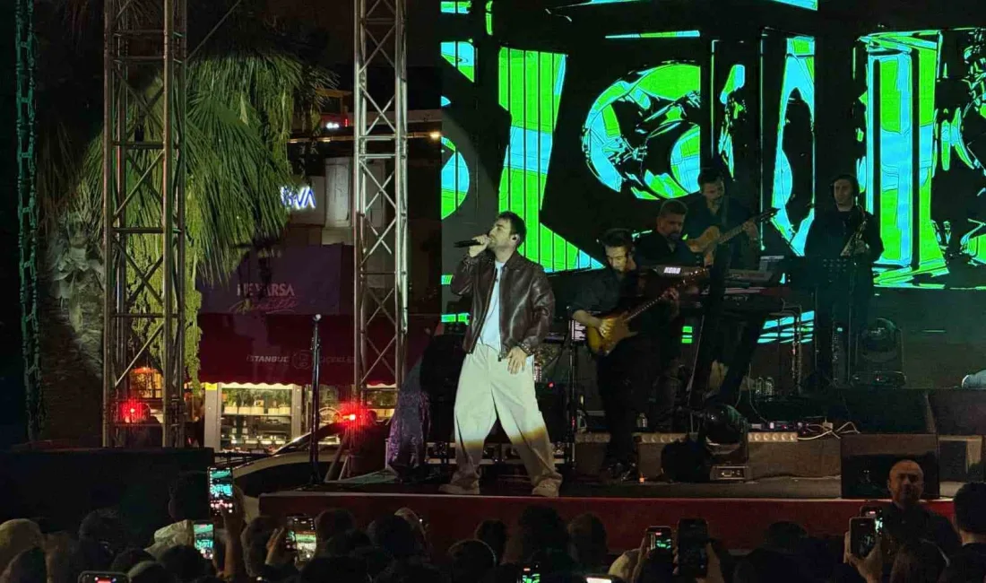 Cumhuriyet’in 103’üncü yıl dönümü dolayısıyla Pendik Sahil Meydanı’nda düzenlenen konserde