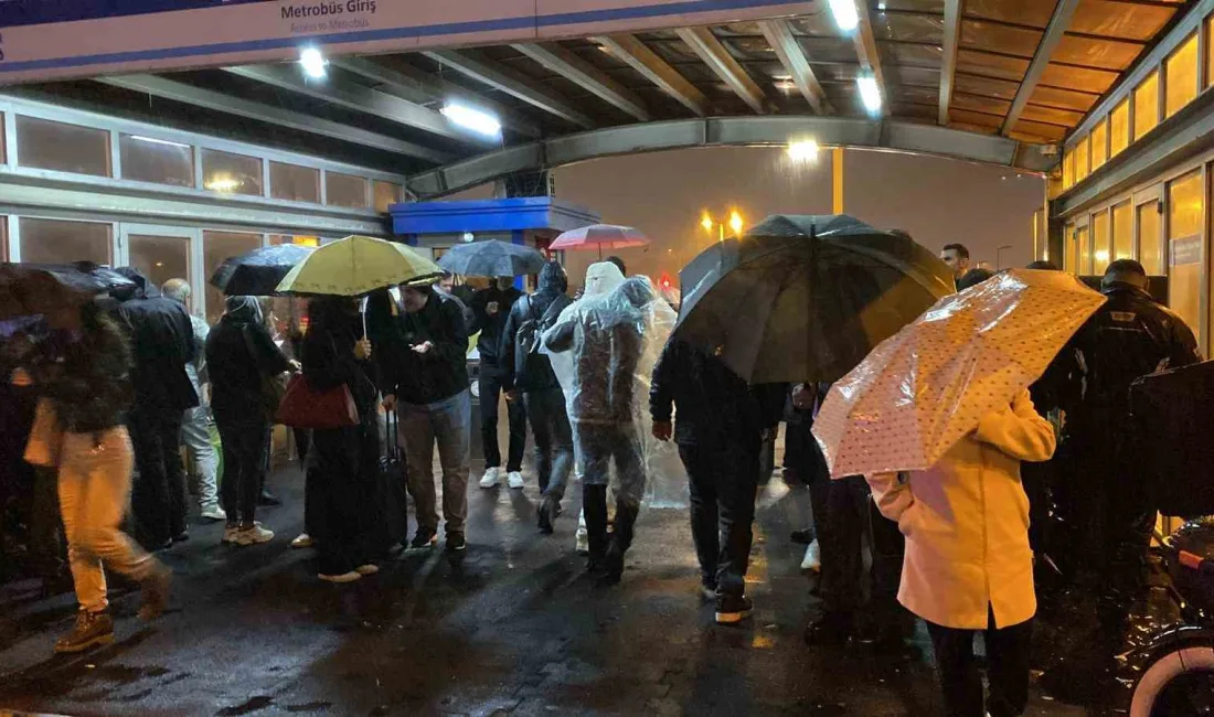 İstanbul’da etkili olan yağış sonrası Perpa metrobüs ve otobüs duraklarında