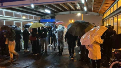 İstanbul’da etkili olan yağış sonrası Perpa metrobüs ve otobüs duraklarında