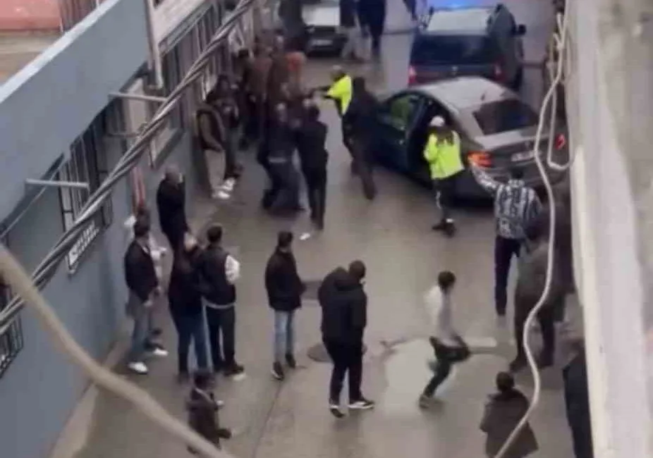 Bursa’da sivil trafik ekiplerinin dur ihtarına uymayan otomobil kaçmaya başladı.