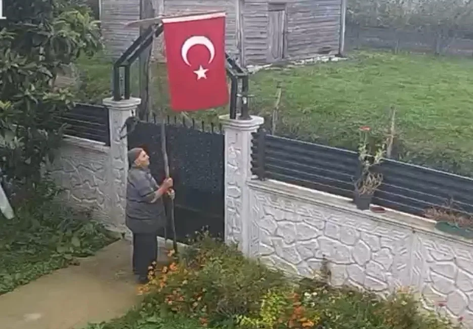 Sakarya’nın Karasu ilçesinde, 29 Ekim Cumhuriyet Bayramı sabahı yaşlı bir