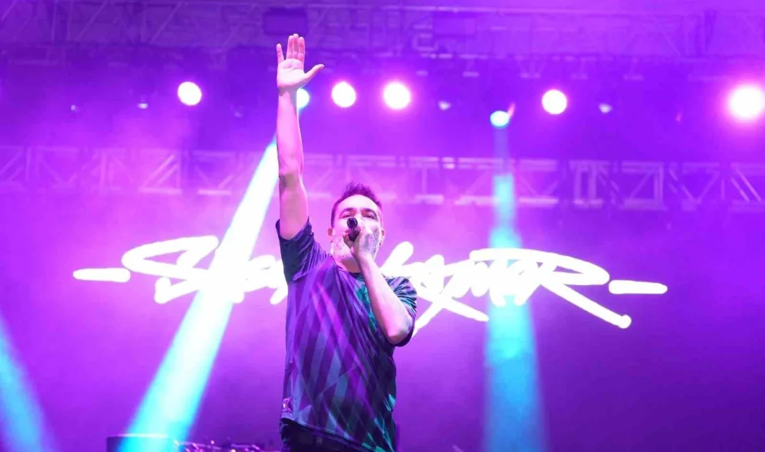 Kocaeli’de sahne alan rap sanatçısı Sagopa Kajmer, sevilen şarkılarıyla hayranlarıyla