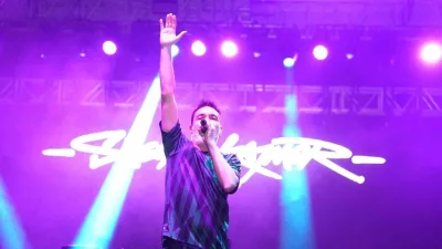 Kocaeli’de sahne alan rap sanatçısı Sagopa Kajmer, sevilen şarkılarıyla hayranlarıyla