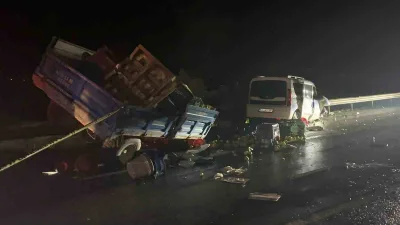 Sakarya’nın Geyve ilçesinde meyve yüklü traktör, hafif ticari araç ve