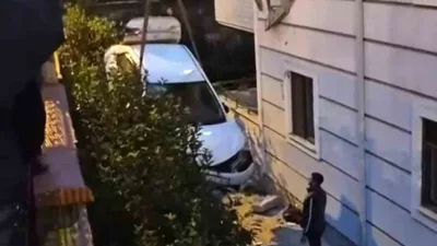 Sakarya’nın Serdivan ilçesinde kontrolden çıkan otomobil, istinat duvarını aşarak apartmanın