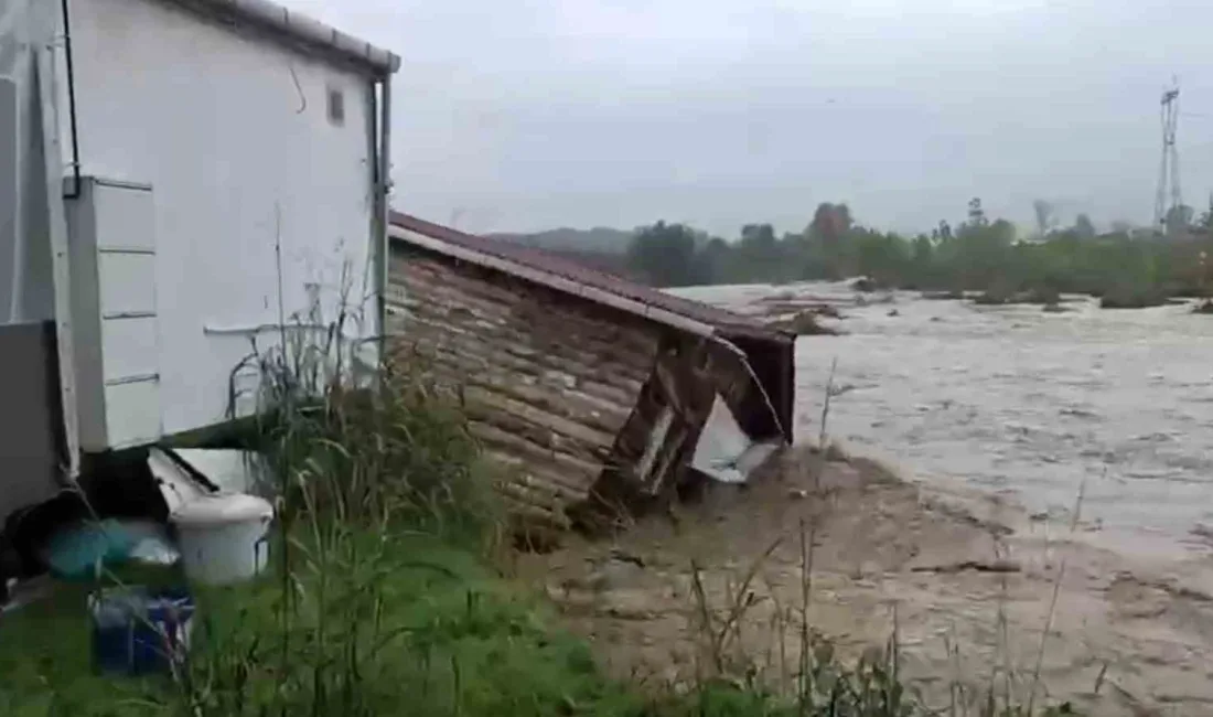 Sakarya’nın Akyazı ilçesinde etkili olan sağanak yağış sonrası meydana gelen