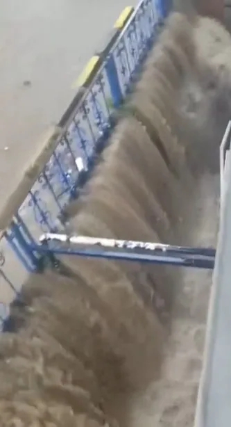 İstanbul Sarıyer’de etkili olan sağanak yağış nedeniyle yollar göle dönerken,