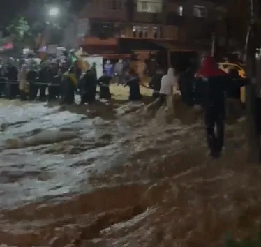 İstanbul Sarıyer’de etkili olan sağanak yağış nedeniyle mahsur kalan vatandaşlar,