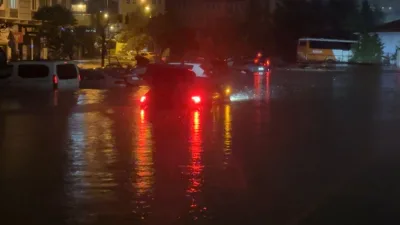 Sarıyer’de bulunan açık otoparkta araçlar sular içinde kaldı. Bir sürücü