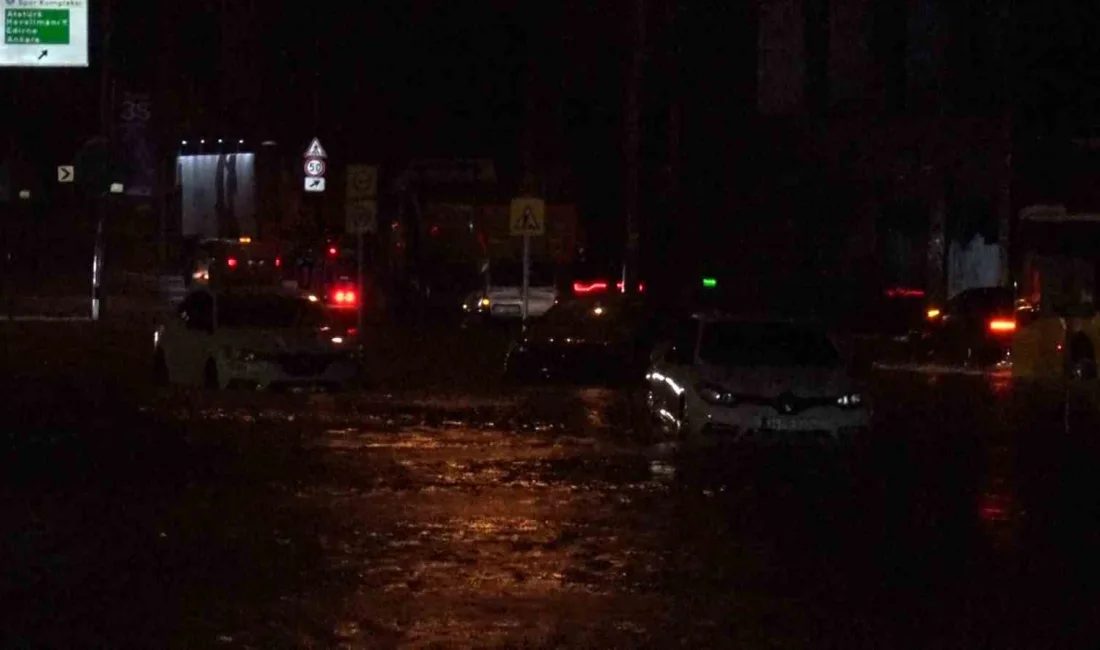 Sarıyer Ayazağa’da etkili olan şiddetli sağanak yağış nedeniyle Kemerburgaz Caddesi