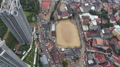 Sarıyer Ayazağa’da şiddetli yağış ve sel suları ev, işyeri ve