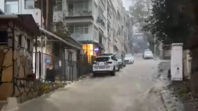 Sarıyer’de sağanak yağış nedeniyle yollar göle döndü. Şelaleyi andıran görüntüler