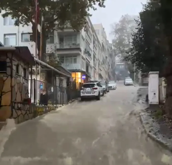 Sarıyer’de sağanak yağış nedeniyle yollar göle döndü. Şelaleyi andıran görüntüler