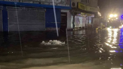 Sarıyer’de etkili olan şiddetli sağanak yağışın ardından oluşan selde yolun