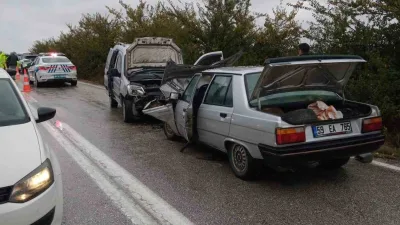 Tekirdağ’ın Şarköy ilçesinde hafif ticari araç ile otomobilin çarpıştığı kazada