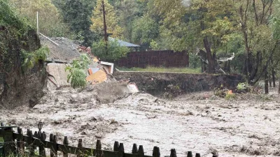 Sakarya’nın Sapanca ilçesinde aşırı yağışların ardından derenin yükselmesi neticesi bir