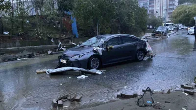 Sarıyer Ayazağa’da etkili olan şiddetli yağışın ardından cadde üzerindeki iş