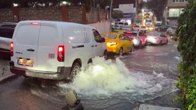 İstanbul Şişli’de sağanak yağışla birlikte fırtına etkili olurken, kanalizasyonlar taştı,